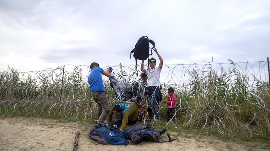 1. 3. Barreras actuales Servia-Hungría. A medida que los los migrantes llegan a Hungría, el gobierno construye apresuradamente una barrera
