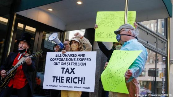Miembros de Millonarios Patrióticos protestan frente al apartamento del fundador de Amazon, Jeff Bezos.